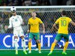 Aksi-gelandang-Arab-Saudi-Faisal-Al-Ghamdi-menghalau-bola-Lawan-Australia.jpg