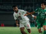 Aksi-gelandang-PSS-Sleman-Moon-Chang-Jin-lawan-Bek-Malut-United-Yance-Sayuri.jpg