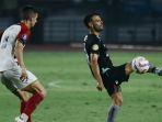 Aksi-gelandang-Persib-Bandung-Tyronne-del-Pino-saat-melawan-Madura-United.jpg