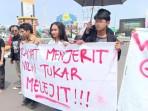 Spanduk Rakyat Menjerit Nilai Tukar Melejit dan Aksi Jahit Mulut Warnai Kehadiran Prabowo ke Lampung