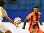 Aksi-pemain-Borneo-FC-Stefano-Lilipaly-lawan-Dewa-United-di-Liga-1.jpg