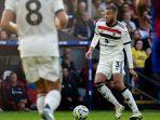 Aksi-pemain-Manchester-United-Noussair-Mazraoui-lawan-Crystal-Palace-di-Liga-Inggris.jpg