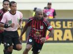 Aksi-pemain-Persipura-Jayapura-Boas-Solossa-saat-menghadapi-Barito-Putera-di-Liga-2.jpg