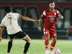 Aksi-pemain-anyar-Persis-Solo-Jordy-Tutuarima-saat-melawan-PSM-Makassar-di-Liga-1.jpg
