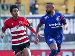Aksi-penyerang-Arema-FC-Dalberto-melawan-pemain-Madura-United-pada-pekan-ke-11-Liga-1.jpg
