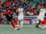 Aksi-penyerang-Bali-United-Privat-Mbarga-melawan-Dewa-United-di-Liga-1.jpg