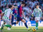 Aksi-penyerang-Barcelona-Robert-Lewandowski-saat-melawan-Real-Betis-di-Liga-Spanyol.jpg
