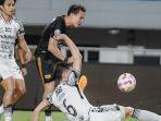 Aksi-penyerang-Dewa-United-Egy-Maulana-Vikri-melawan-Bali-United-di-Liga-1.jpg