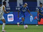 Aksi-penyerang-Persib-Bandung-Ciro-Alves-saat-melawan-Dewa-United-pada-pekan-ke-19-Liga-1.jpg