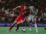 Aksi-penyerang-Timnas-Indonesia-Mauro-Zijlstra-lawan-Irak-di-Kualifikasi-Piala-Dunia-2026.jpg
