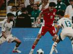 Aksi-penyerang-Timnas-Indonesia-Ragnar-Oratmangoen-berduel-dengan-pemain-Arab-Saudi.jpg