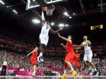 Aksi-slam-dunk-LeBron-James-saat-melawan-Spanyol.jpg