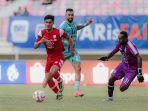 Aksi-striker-Persis-Solo-Ramadhan-Sananta-saat-hendak-menjebol-gawang-PSIS-Biak.jpg