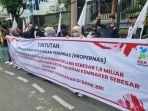 Aksi-unjuk-rasa-karyawan-PT-Propernas-Griya-Utama.jpg