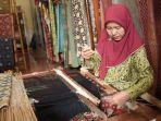 Aktivitas-Rumah-Kain-yang-bergerak-di-bidang-produksi-dan-penjualan-kain-tradisional.jpg