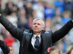 Alan-Pardew-angkat-tangan.jpg