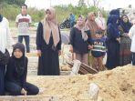 Alda-duduk-dekat-pusat-keluarganya.jpg