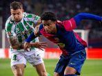 Alejandro-Balde-saat-diadang-oleh-Johnny-Cardoso-di-laga-Barcelona-vs-Real-Betis.jpg