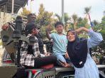Anak-anak-menaiki-rantis-satuan-pasukan-khusus-Kopasgat-TNI-AU.jpg