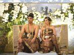Anggika-dan-Omar-mengenakan-busana-pengantin-Basahan.jpg