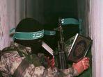 Anggota-Brigade-Al-Qassam-sayap-militer-Hamas-membaca-kitab-suci-Al-Quran.jpg