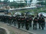 Anggota-Brimob-Polda-Sumsel-Tiba-di-Lokasi-bentrok.jpg