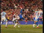 Antonio-Sanabria-dari-Paraguay-mencetak-gol-tendangan-salto.jpg
