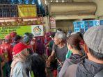 Antrean-warga-beli-tabung-gas-elpiji-ukuran-tiga-kilogram.jpg