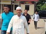 Gus Lim Pimpinan Padepokan Padang Ati Ditangkap Kasus Pencabulan: Murid Cium Tangan dan Menangis