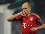 Arjen-Robben-cium-cincin-tangannya.jpg