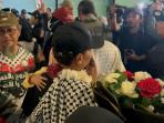 Asad Aras Peluk dan Gendong Putri Tercinta Setiba di Bandara Soetta