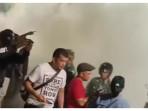 Asap Tebal Muncul saat Pendemo Bakar Ban di Salemba Jakpus, Polisi: dari APAR bukan Gas Air Mata