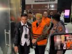 Ketua Umum Kesthuri Pakai Tongkat saat Ditahan Kasus Kuota Haji, Direktur Maktour Menangis