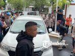 Ayah-dan-kerabat-Sarlina-ungkap-kekecewaan-dengan-menghadang-mobil-kuasa-hukum-terdakwa.jpg