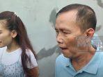 Ayu-Ting-ting-dan-keluarga-kompak-mengenakan-baju-senada-saat-akan-ke-TPS.jpg