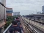 Viral Video Penumpang LRT Jabodebek Jalan di Pinggir Rel Kereta Saat Dievakuasi