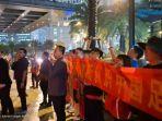 BERKUMPUL-DI-HOTEL-Sejumlah-suporter-China-menanti-para-pemain-dan-ofisial-Timnas-China.jpg