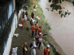 Hari Sungai Sedunia, Ormas Kepemudaan Gotong Royong Bersihkan Sungai Ciliwung di 5 Titik