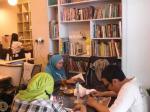 Baca-buku-di-kafe.jpg