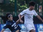 Bae-Sin-Yeong-berduel-dengan-Zanadin-Fariz-dalam-laga-Persis-vs-Persita.jpg