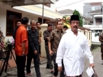 Basrief-Arief-berangkat-sholat-Jumat.jpg