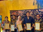 Batik-Kendal-Jawa-Tengah-diperkenalkan-Bupati-Dito-Ganinduto-dan-istrinya.jpg