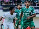 Bayu-Setiawan-Arema-FC-duel-dengan-Gustavo-Tocantins-PSS-Sleman-di-Liga-1.jpg