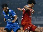Beckham-Putra-berebut-bola-dengan-Bagus-Kahfi-di-laga-Persib-vs-Barito-Putera.jpg