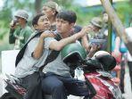 Behind-the-scene-Rizky-Billar-dan-Adul-berperan-sebagai-kembar-siam-di-film-Amin-Tanpa-Imam.jpg