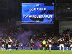 Bek-Aston-Villa-asal-Spanyol-14-Pau-Torres-melihat-ke-layar-saat-VAR-meninjau-golnya.jpg