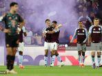 Bek-Aston-Villa-asal-Spanyol-14-Pau-Torres-tengah-merayakan-golnya-bersama-rekannya.jpg