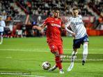 Bek-FC-Twente-Mees-Hilgers-dan-gelandang-Fenerbahce-Sebastian-Szymanski.jpg