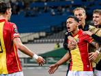 Bek-Timnas-Indonesia-Dean-James-melakukan-selebrasi-bersama-rekan-satu-tim-Go-Ahead-Eagles.jpg