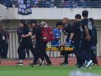 Bek-senior-Persib-Bandung-Achmad-Jufriyanto-ditandu-keluar-lapangan.jpg